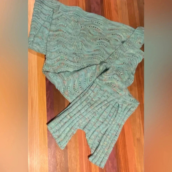 Mermaid-Tail Knit Blanket in Turquoise (OSFM) - Picture 2 of 6